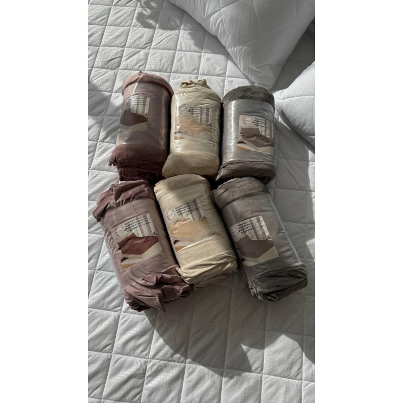 Велюровая простынь 180 см х 200 см на резинке с наволочками 50 см х 70см