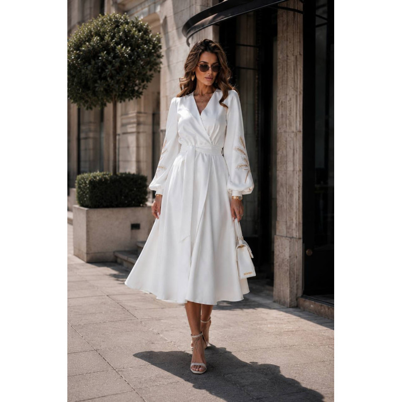 Платье миди на запах с вышивкой Платье миди на запах с вышивкой